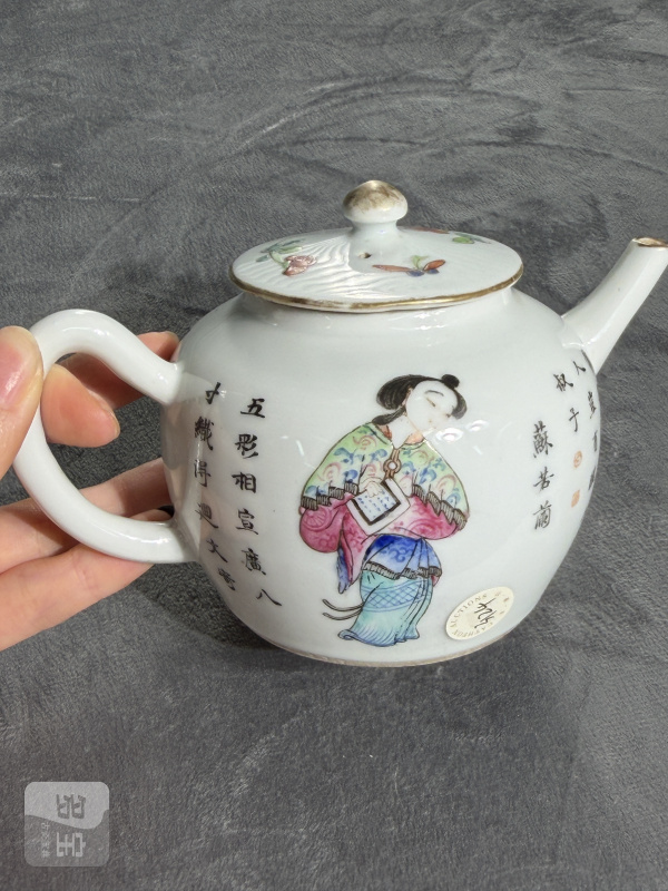 清同治粉彩无双谱人物故事纹壶 - 图2